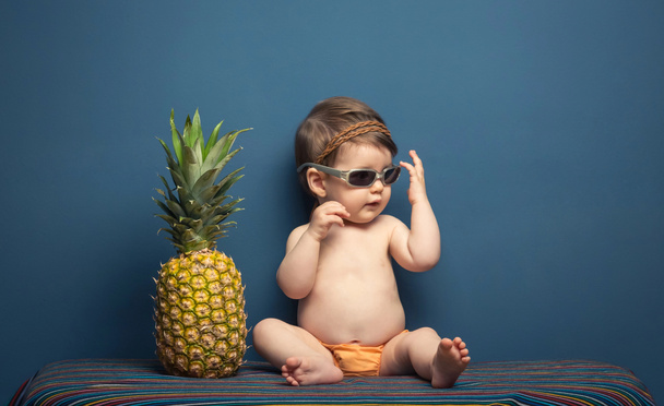 boldog baba lány játszik egy ananász - Fotó, kép