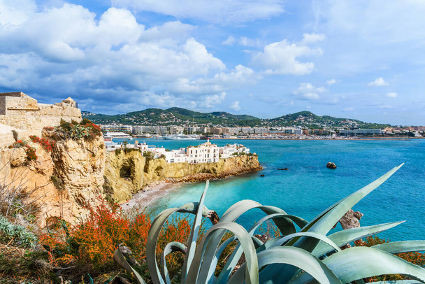 Eivissa, İbiza, İspanya 'nın Eski Dalt Vila ilçesi ile manzara - Fotoğraf, Görsel