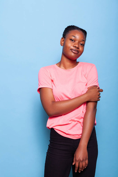 Kameraya bakıp poz veren Afro-Amerikan genç kadın portresi. - Fotoğraf, Görsel