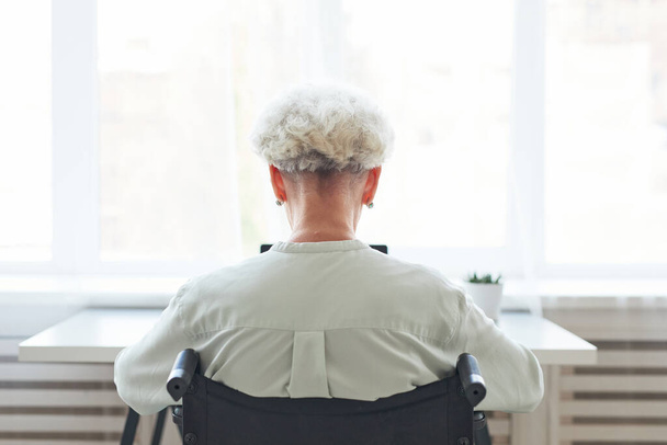 Senior γυναίκα σε αναπηρική καρέκλα πίσω όψη - Φωτογραφία, εικόνα