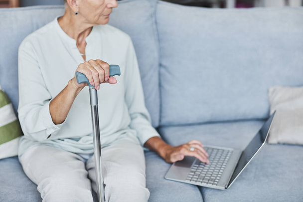 Senior Woman Using Laptop Minimal - Foto, imagen