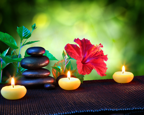 kaarsen en stenen spa samenstelling - met hibiscus - Foto, afbeelding