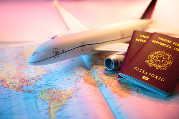 utazás, Amerika - útlevél, a repülőgép és a világ térképe - Fotó, kép