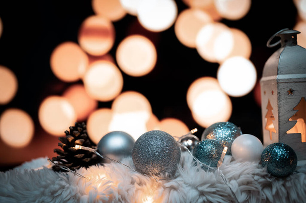 Fond de Noël avec lanterne et boules de Noël dans la neige, décoration, Noël approche, Carte de voeux, bannière, poster - Photo, image