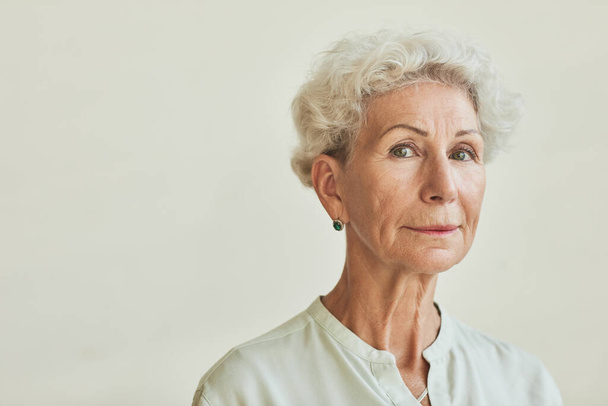 Senior vrouw portret minimaal - Foto, afbeelding