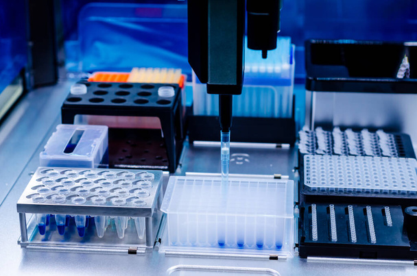 Gros plan du laboratoire d'automatisation des tests PCR - Photo, image