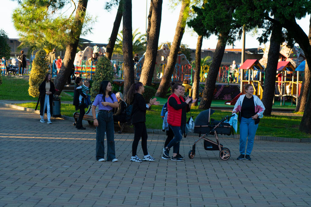 Batumi, Georgia - 9 de octubre de 2021: Niños y adultos juegan al fútbol en el parque - Foto, imagen