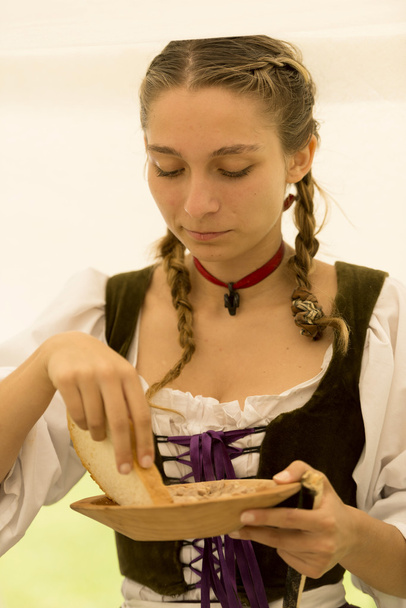 vrouw in middeleeuwse jurk - Foto, afbeelding
