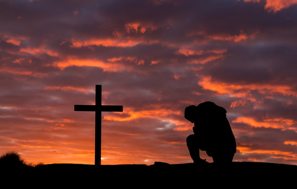 людина в молитися хрест - Фото, зображення