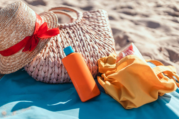 Slaměný klobouk, taška, sluneční brýle a přehoz přes postel na tropické pláži. Panorama dovolená koncept cestování. Tropická dovolená. - Fotografie, Obrázek