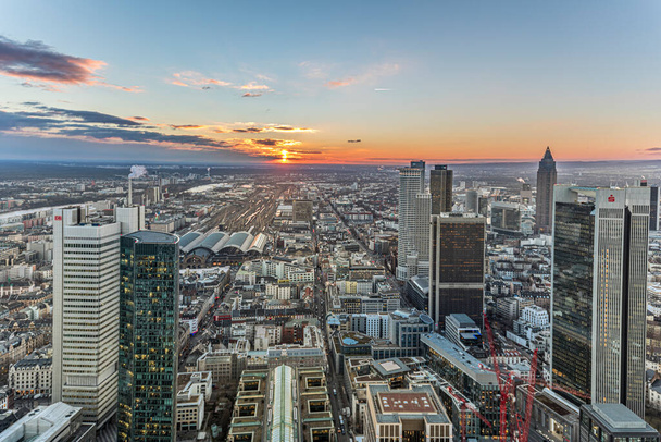 Frankfurt, Deutschland - 17. Januar 2017: Skyline von Frankfurt mit Main und Wolkenkratzern am Abend. - Foto, Bild