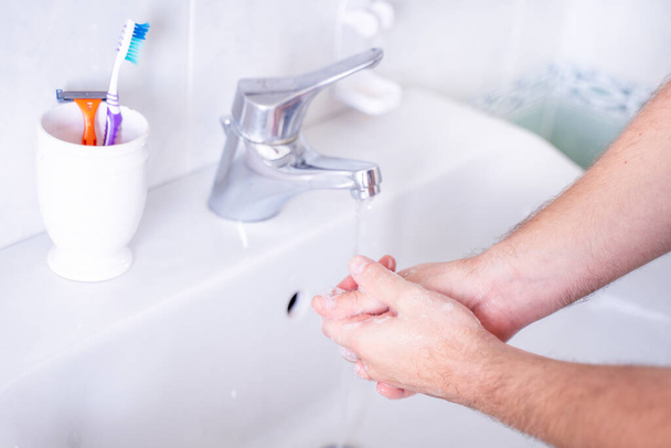 Mocskos kezek mosása a fürdőszobában szappannal - Fotó, kép