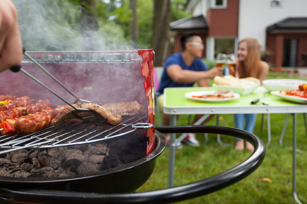 vlees op een barbecue grillen - Foto, afbeelding