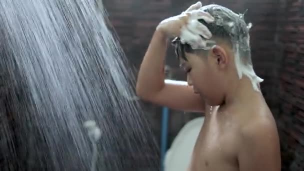 asiatique garçon lavage cheveux et douche dans l 'douche - Séquence, vidéo