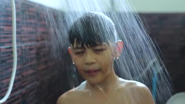 Asiatisch klein junge taking ein dusche bis reinigen die körper gesundheit pflege - Filmmaterial, Video