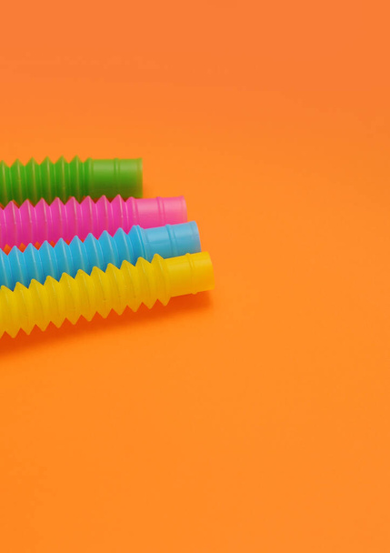 Красочные модные игрушки поп-трубки на заднем плане - Фото, изображение