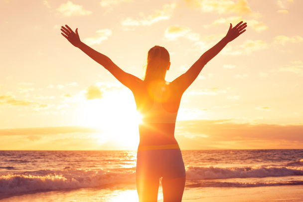 Happy Free Woman at Sunset on the Beach - Foto, Imagen