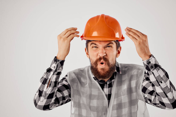εργαζόμενος άνθρωπος σε πορτοκαλί σκληρό καπέλο κατασκευή επαγγελματική Studio - Φωτογραφία, εικόνα