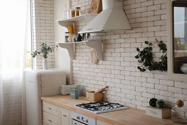 Nowoczesne stylowe białe i lekkie drewno Skandynawskie wnętrze kuchni z akcesoriami kuchennymi. - Zdjęcie, obraz