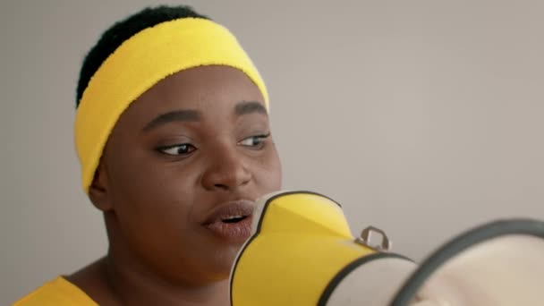 Gyönyörű fekete Plus méretű nő használ Megafon, hogy a bejelentés - Felvétel, videó
