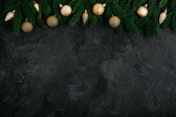 Kerst achtergrond met groene sparren takken en gouden decor. Bovenaanzicht met kopieerruimte - Foto, afbeelding