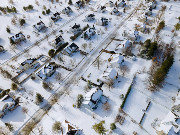 Amerikkalainen kaupunki pieni koti monimutkainen luminen talvi asuinkaduilla jälkeen lumisade talvella maisema - Valokuva, kuva