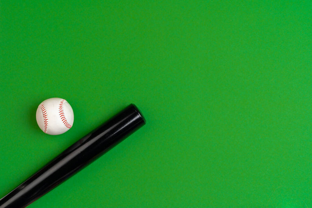 Baseball bat and ball, view from above - Фото, изображение