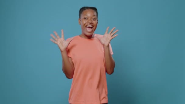 Podekscytowana kobieta z energią wykazująca przepełnioną radością ekspresję - Materiał filmowy, wideo