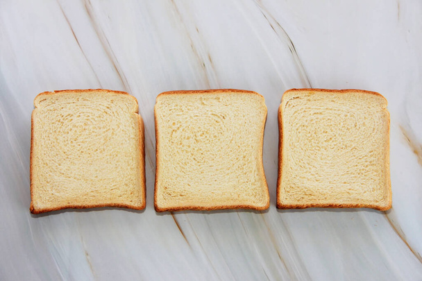 白いトーストパンの四角いブッシュ - 写真・画像