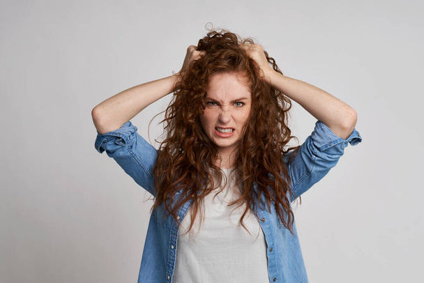 Very angry woman with hands in hair                                - Foto, Imagen