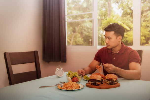Aile içi kavramlar, sorunlar ve uyumsuzluk: Bir genç adam öğle yemeği için yalnız başına oturdu, aile sorunları yüzünden birlikte yemek yiyen karısı olmadan boş sandalyeyi izledi - Fotoğraf, Görsel