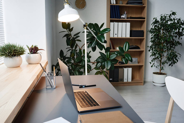 Lugar de trabajo moderno con ordenador portátil en la oficina - Foto, Imagen