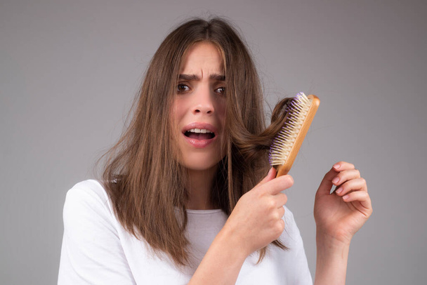 Frau mit Haarausfall, Kamm und Problemhaar. Haarausfall gestresste Frau und Probleme mit der Glatze. - Foto, Bild