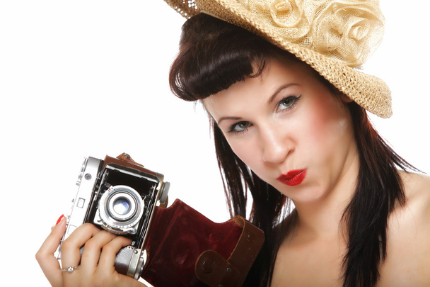 Pretty retro girl in hat with vintage camera - Foto, Bild