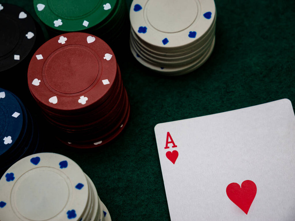 table de jeu de poker, score de carte d'as unique avec pile de jetons de jeu sur la table verte, concept de chance ou d'amour - Photo, image