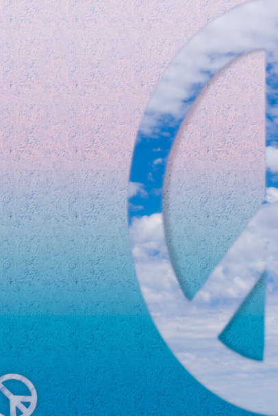 Sfocato simbolo di pace fatto di nuvole su uno sfondo rustico con spazio di copia - Foto, immagini