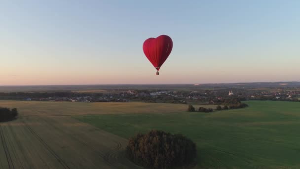 Ballon à air chaud forme coeur dans le ciel - Séquence, vidéo