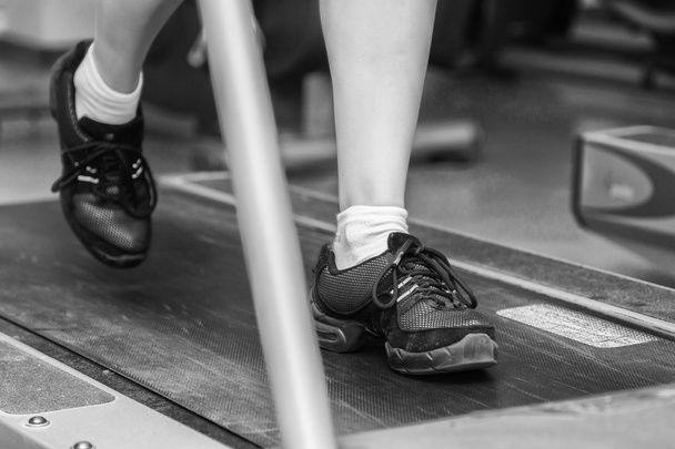 τα πόδια του κοριτσιού για διάδρομο - Φωτογραφία, εικόνα