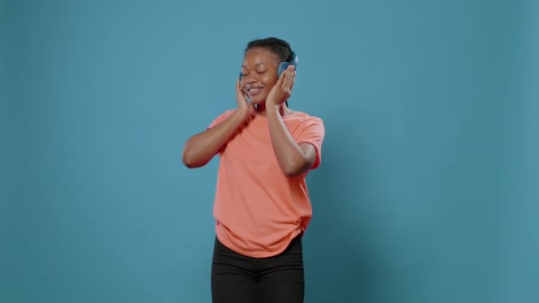 Mujer positiva divirtiéndose con auriculares y ritmo - Metraje, vídeo