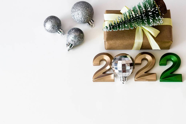 Fotokopi alanı olan mutlu yeni yıl arkaplanının en üst görüntüsü, 2022 numaralar ve ışık arka planında yılbaşı ağacıyla birlikte hediyeler.. - Fotoğraf, Görsel