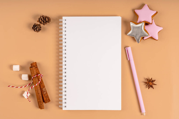 Vánoční pozadí s prázdným bílým notebook obklopen vánoční dekorace. Dopis Santovi nebo vánoční nákupní seznam. Horní pohled, kopírovací prostor - Fotografie, Obrázek