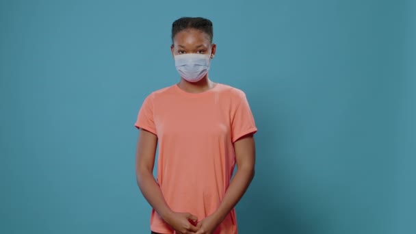 Portret van een Afrikaans-Amerikaanse vrouw met gezichtsmasker - Video