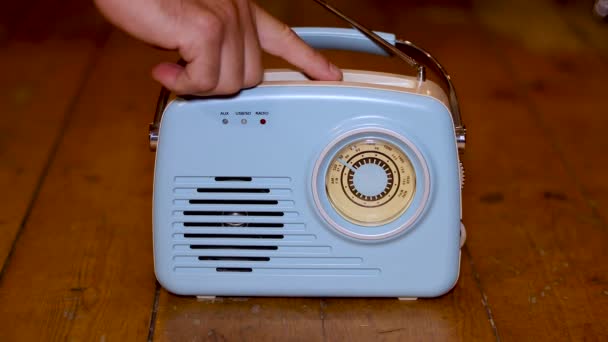 Radyodaki düğmelere erkek eli değen eski mavi bir radyo. - Video, Çekim