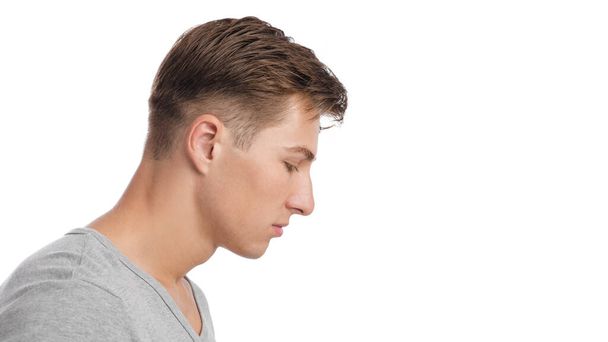 calma triste grave millennial caucasiano atraente masculino que sofre de dor, isolado no fundo branco - Foto, Imagem
