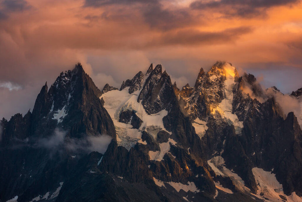 Bellissimi colori dell'alba nelle Alpi francesi in estate - Foto, immagini