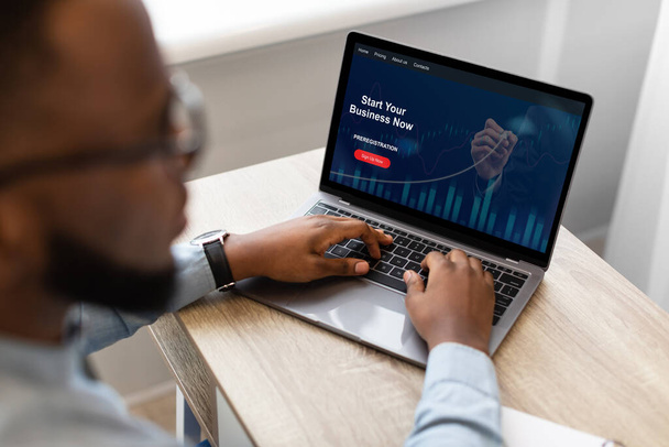Millennial homem de negócios preto trabalhar no laptop com gráfico na tela, verifica o lucro financeiro no escritório - Foto, Imagem