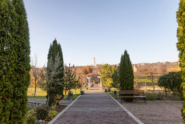 ESSENTUKI - OUTUBRO 22: beco do parque que leva à estátua de Cristo no complexo do Rio de Cáucaso. Outubro 22, 2021 em Essentuki, Rússia - Foto, Imagem