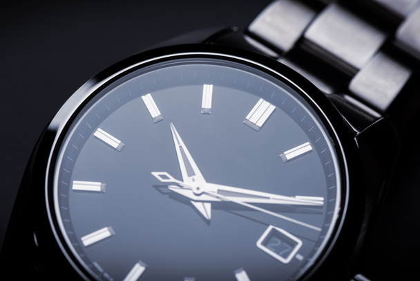 zbliżenie luksusowy automatyczny zegarek dla mężczyzn z czarnym pokrętłem i bransoletka ze stali nierdzewnej. - Zdjęcie, obraz