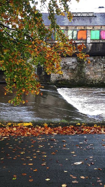 De rivier de Calder als het loopt door Oost-Lancashire in Padiham.Deze rivier aangedreven de 20 Cotton Mills die het weefsel geproduceerd in Padiham tijdens de Industriële Revolutie geweven. Alle molens zijn weg nu en de oevers van de rivier kan worden gewandeld langs - Foto, afbeelding