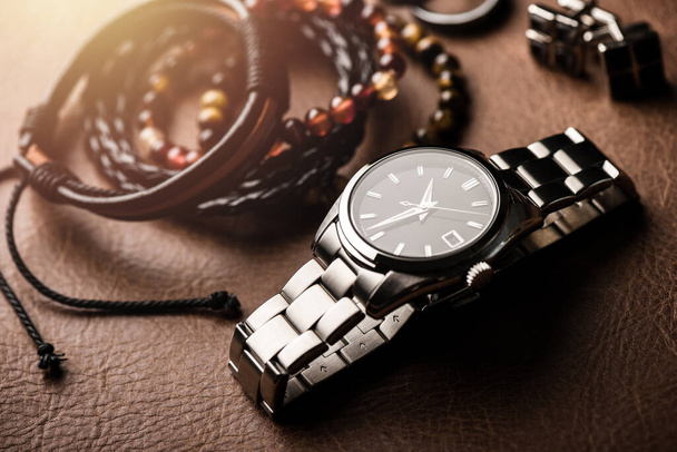zbliżenie luksusowy automatyczny zegarek dla mężczyzn z czarnym pokrętłem i bransoletka ze stali nierdzewnej. - Zdjęcie, obraz